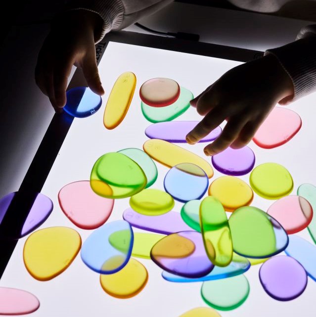 Pebbels i transparenta färger