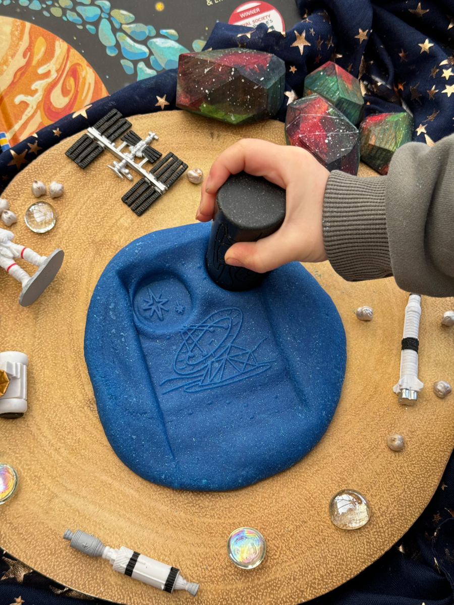 Taktila kreativa sagorullar - Rymden, 6 st - Bild 4